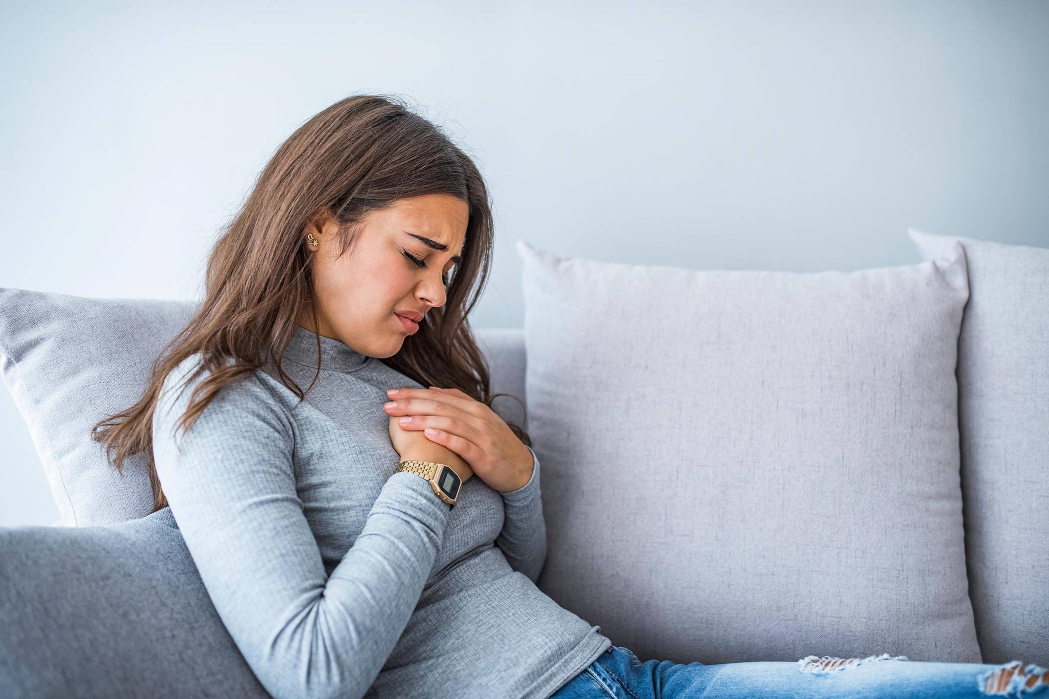 Douleur digestive thorax : causes, symptômes et traitements