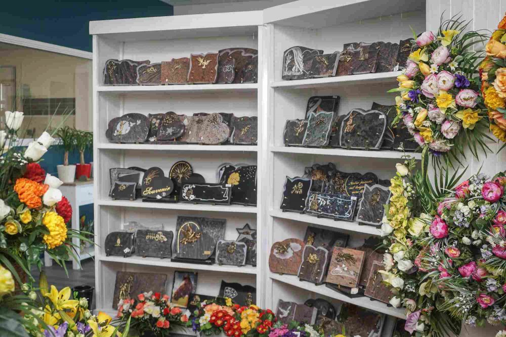 Les plaques funéraires, les cercueils et autres objets utilisés dans les obsèques sont-ils bons pour l’environnement ?