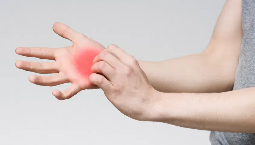 Main droite qui gratte : quelles sont les causes et que faire ?