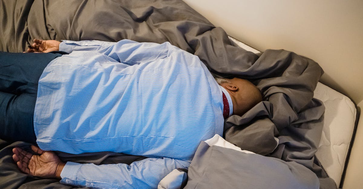 Bébé tète toutes les heures et ne dort pas : comment gérer cette phase ?